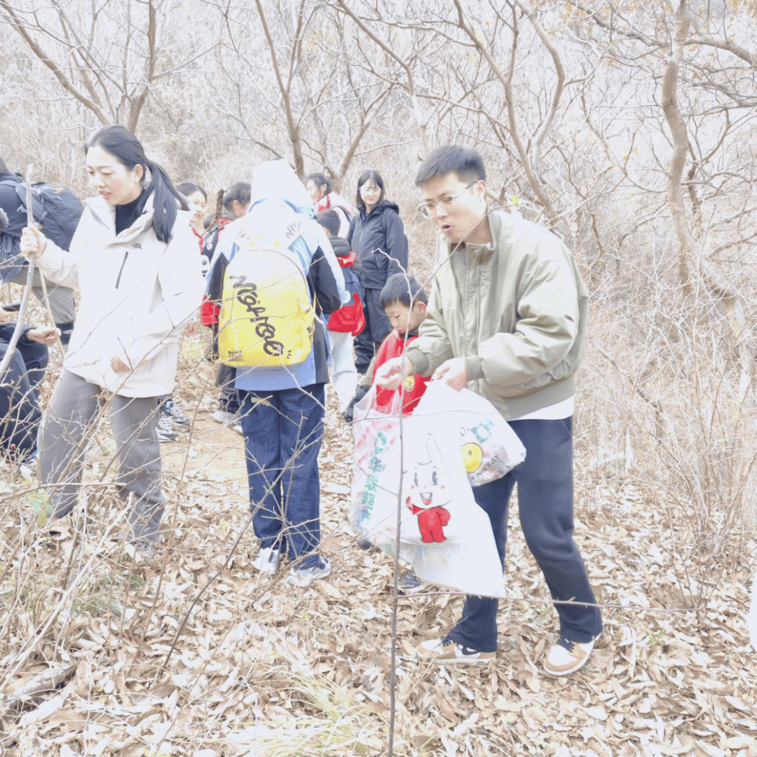SXbeqYkQAXjKdVj's tweet photo. Local community spring cleanup this Sat 9AM at Oak Park! Bring gloves u0026 buckets—snacks u0026 free trees provided. Let’s spruce up our neighborhood together! https://t.co/YA5ca37l1L