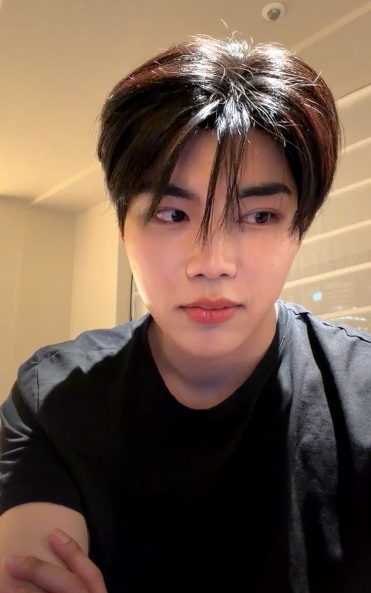 wookbao's tweet photo. the sulky face is so hilarious lmaoo https://t.co/efhSo8CQK4