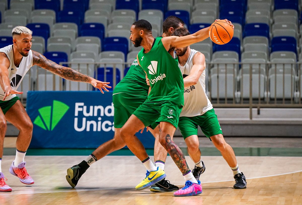 unicajaCB's tweet photo. 😤 Aquí no se para 
✅ Día 2⃣

💚💜 #YoSoyDelUnicaja https://t.co/Ks8OlkFG3v