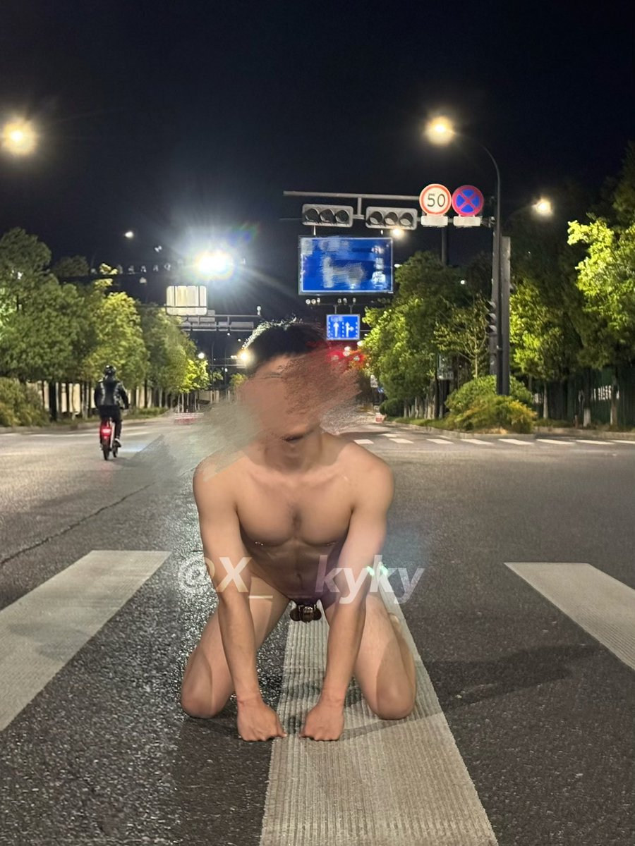 X__kyky's tweet photo. 晚上全裸出门跪在城市路中间，当众敞开腿当公共厕所傻逼肉便器。我把���塌得更低生怕别人看不清钉在PA锁里的小屌和被玩烂的骚穴。
过往的车辆放慢速度旁观，每一秒傻逼心跳都快炸开。恐惧和兴奋搅成一团热糊糊的液体从马眼里往外淌，爽得傻逼大腿发抖。车灯扫过来的时候大脑一片空白，只剩下被看见的兴奋和恐惧混在一起……
#野裸户外 #暴露 #男大 #人前暴露