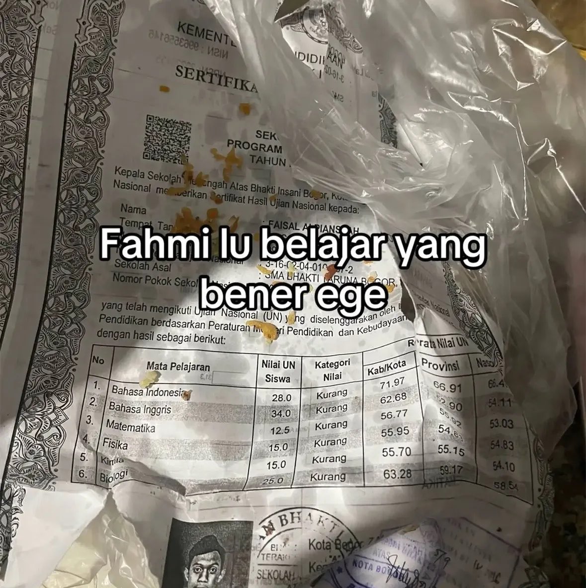 badgen1us_'s tweet photo. sumpah ini kok bisa jadi bungkus dah 😭 https://t.co/QUJQxvjw4p