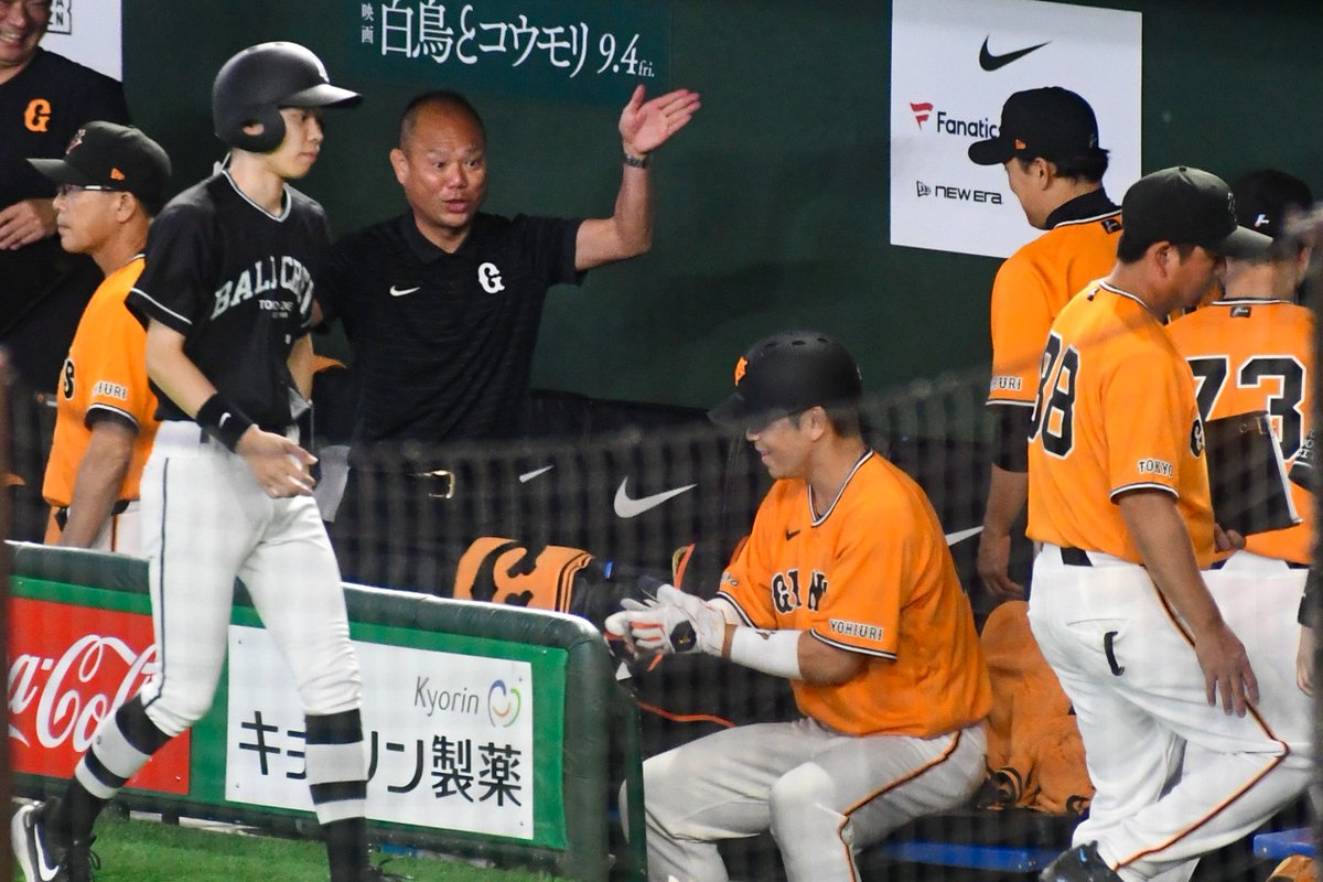 ruZGGLLVpauaT00's tweet photo. ベンチに戻ってからも朝井さんとまたやってた😂 https://t.co/qv6zz6vfVy