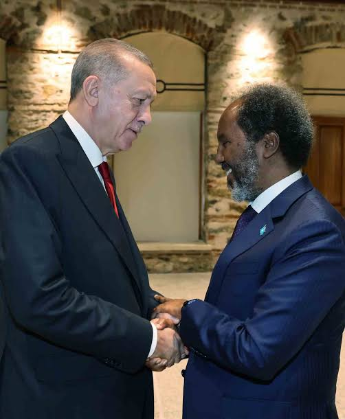 yekvucutcom's tweet photo. 🇸🇴 Somali Cumhurbaşkanı Hasan Şeyh Mahmud:

“Türkiye, Somali’ye balık vermedi; balık tutmayı öğretti.

Milyonlarca dolarlık yatırımların parasını bize verebilirlerdi. Onu da yer bitirirdik ve yarın yine ihtiyacımız olurdu.

Şimdi petrol için kendi elemanlarımız eğitiliyor.

Sonuç olarak Türkiye, Somali’ye balık tutmayı öğretti.” 🇹🇷