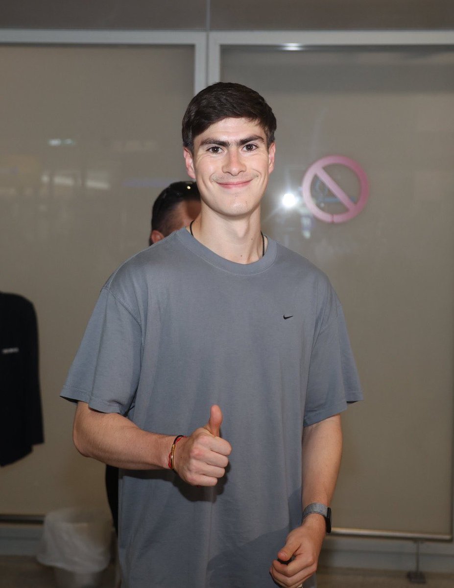 poetschiv's tweet photo. por favor Grecia, sé amable con mis ojitos de tapioca, cejon de sonrisa bonita https://t.co/zTMFzzCUuO