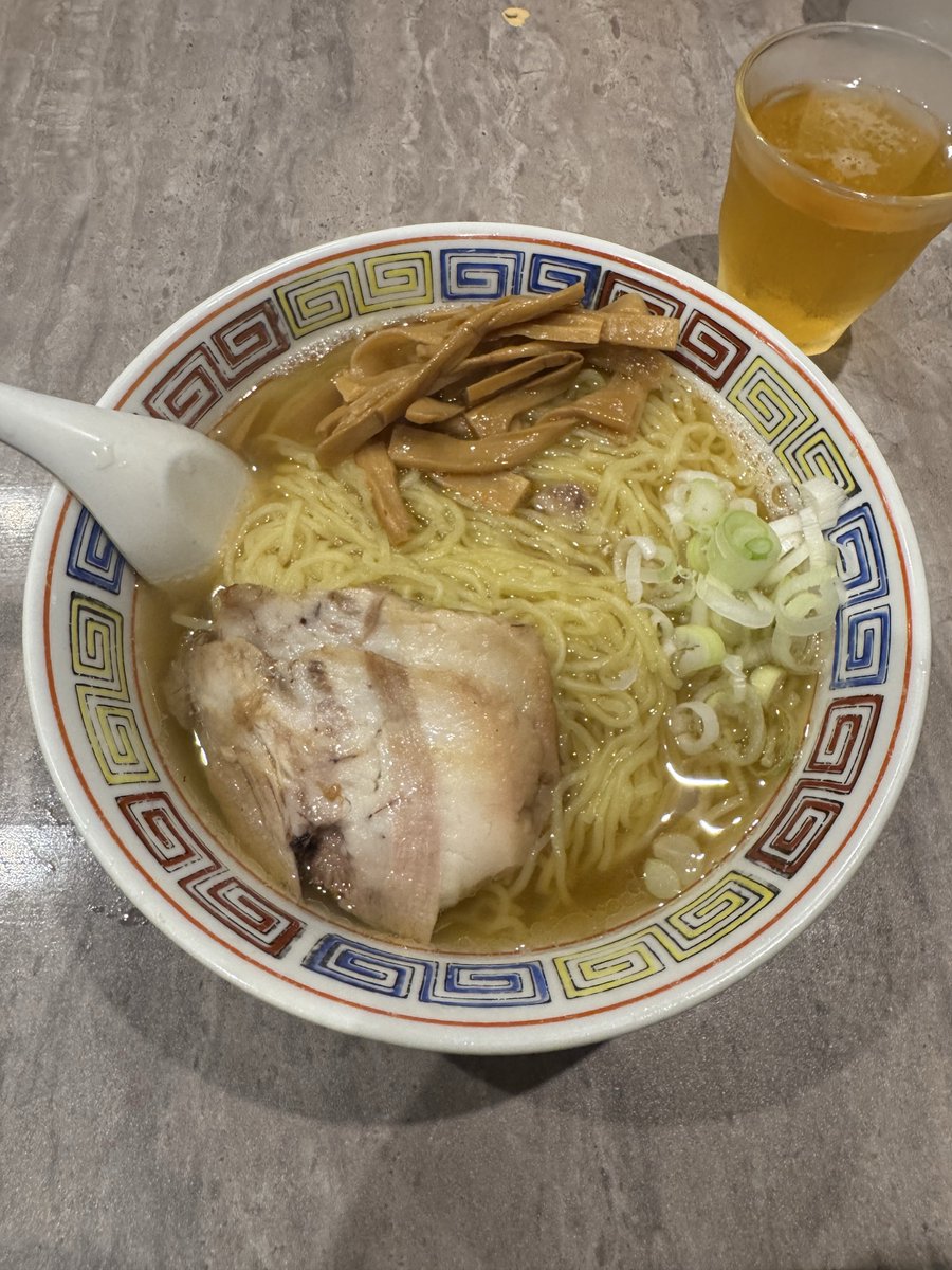RzccE4's tweet photo. 煮干し醤油ラーメン！
初めて食べたけど美味しかった〜✨ https://t.co/BqSUa2r0tI