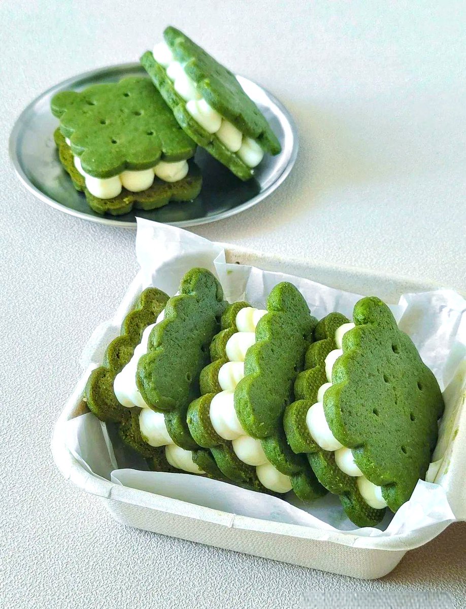 Usmankhan8383's tweet photo. Just grabbed a new batch of matcha pocky for my snack stash  Sharing the crispy, sweet matcha joy with anyone who needs a tiny pick-me-up today! https://t.co/Lxn6UDoGQh