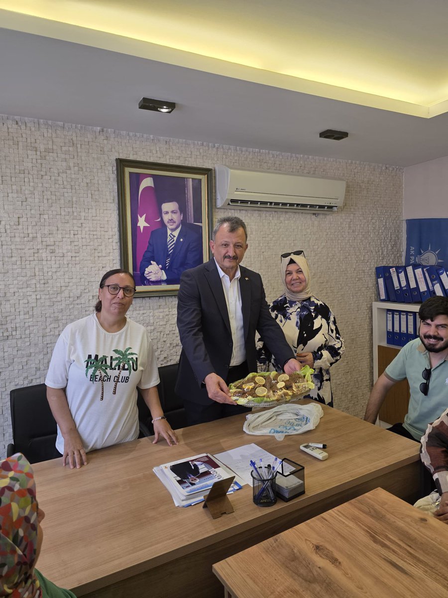 coskunali_01's tweet photo. Yeşilyurt Mahalle Başkanımız Sayın Ziya Yırtıcı ve kıymetli mahalle yönetimimizi İlçe Başkanlığımızda misafir ettik.

Mahallelerimiz teşkilatımızın sahadaki gücü, milletimizle kurduğumuz gönül bağının en sağlam halkasıdır. Birlik, beraberlik ve aynı heyecanla Yeşilyurt’umuz ve Seyhan’ımız için çalışmaya devam edeceğiz.

#GüçlüTeşkilatGüçlüSeyhan
