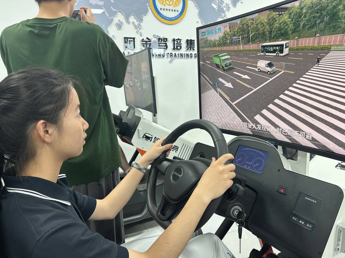 YAOKEOKE2's tweet photo. Just passed my driving test! Sweated through parallel parking and parallel parking alone, but now I’m officially hitting the road with a new learner plate that I’ll treasure forever https://t.co/87Ynv69vCO