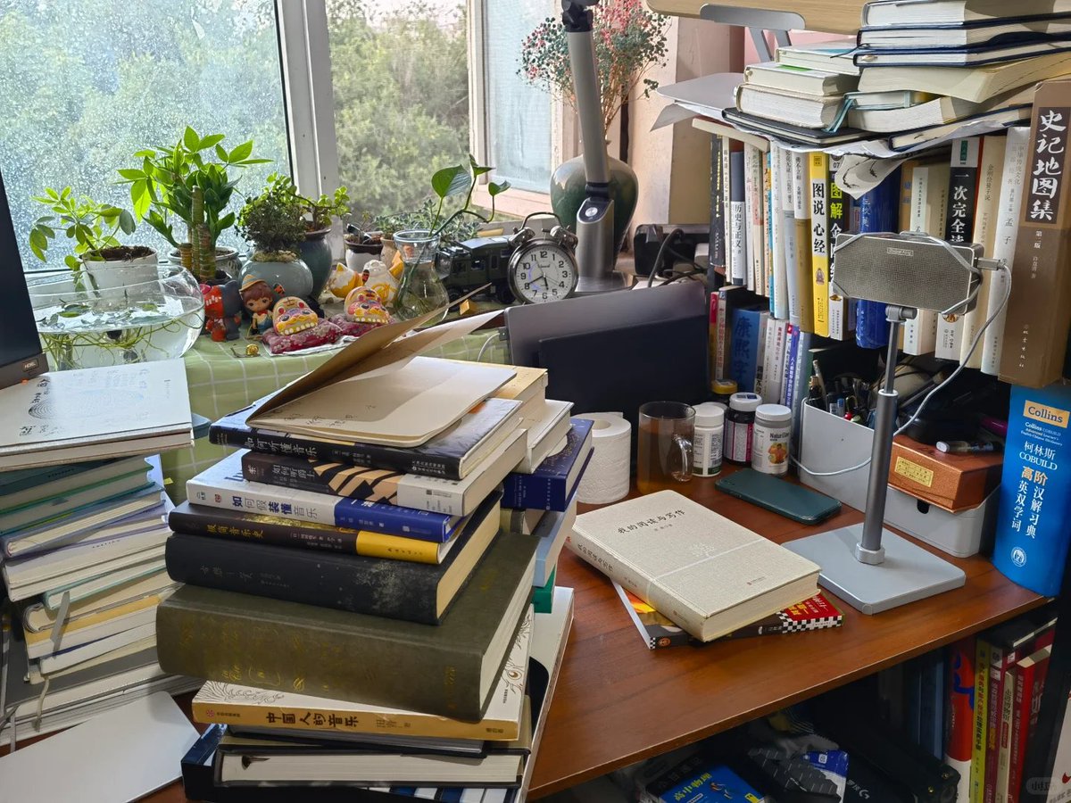 Sandeep19782049's tweet photo. Tackling the clutter this weekend! Sorting out old books, vintage mugs and unused decor – donating what’s loved but not needed, making space for new little joys. No more hoarding, just clear, cozy shelves. https://t.co/1XtsFu4QFo