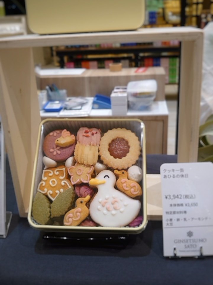 ginsetsunosato's tweet photo. めっちゃ泣きそうです。

奈良の田舎にあるクッキー屋が、
只今阪神梅田店1階で催事を行っています。

4月にも同じ場所で催事を行っていた時は、苦戦していて
まだまだこれからだと思っていました。
ですが、今回は、想像を超える反響があり、『銀雪の里』お菓子が広まっている事が本当に嬉しいです。

明日は一番の大勝負の土曜日です!
明日も可愛いクッキー缶を持ってきて、精一杯頑張ります！