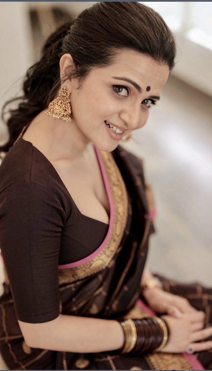 Actress_Gaaji's tweet photo. #DDMaami #DDhot #DDNeelakandan @DhivyaDharshini #Dhivyadharshini https://t.co/PkCBOD6FE9
