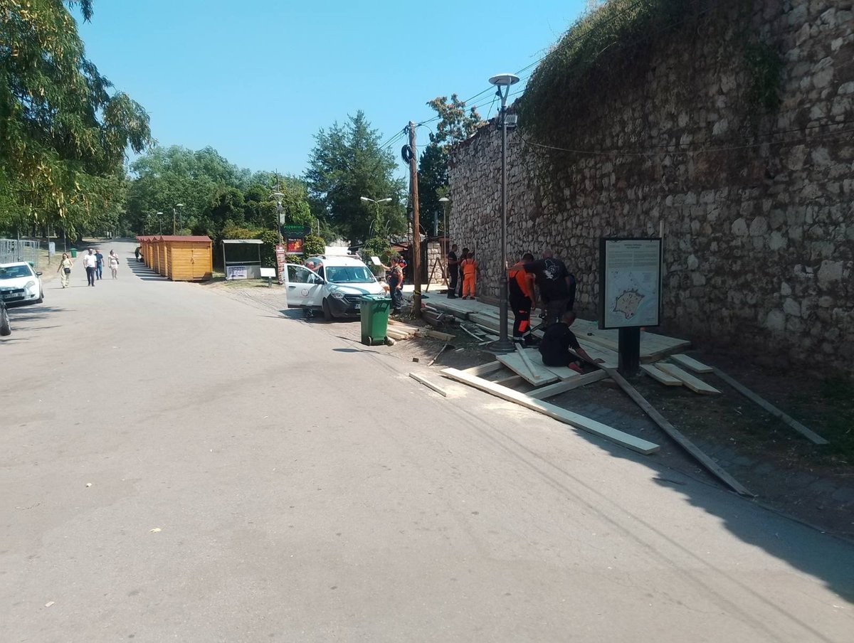 Srcenispantelej's tweet photo. BUŠE ZIDINE NIŠKE TVRĐAVE.

Radnici JKP „Mediana“ buše zidove jednog od najvažnijih spomenika Niša zbog postavljanja reklamnih banera ćaci filmskih susreta u režiji onoga ko je kačio banere sa kukastim krstom na istoj toj tvrđavi. KO JE OVO DOZVOLIO?
Da li postoji saglasnost Zavoda za zaštitu spomenika kulture?
Ko je potpisao odobrenje i ko će odgovarati ako je kulturno dobro oštećeno?
Niška tvrđava nije SNS stranačka prćija niti komad betona na kome može da radi ko šta hoće.
Tražimo imena, dokumentaciju i odgovornost. Odmah.
