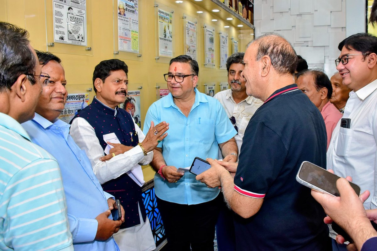 DrGopal_Sharma's tweet photo. सिविल लाइंस के परिवारजनों के साथ कार्यालय पर जनसुनवाई एवं आत्मीय संवाद। 

#GopalSharma #thankogopal #CivilLines #Jaipur https://t.co/dXzKp0VfT3