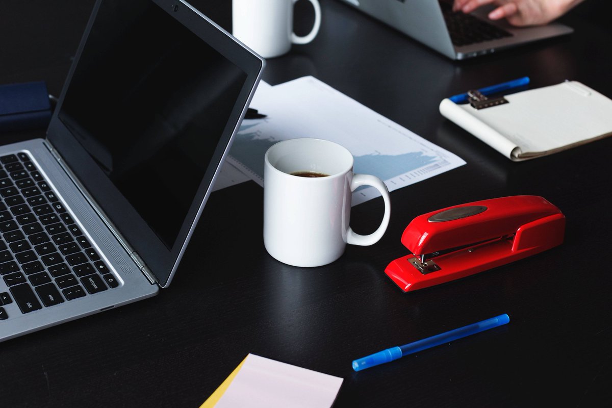 ilysfuckb's tweet photo. Caught my intern stapling their coffee cup to their desk to "prevent mid-meeting disappearances"... My whole team’s still debating if that’s a genius hack or a chaos curse. https://t.co/zOCBogUFtc