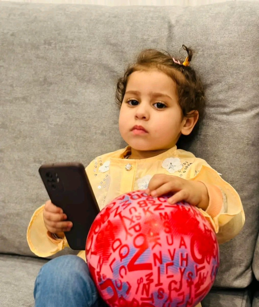 Qadeyah1's tweet photo. كتب والدهم: "كنت أتمنى لو استطعت أن أضمكم جميعًا وأحميكم بروحي، الوجع الذي لا ينتهي أنكم ما زلتم حتى اليوم تحت أنقاض منزلنا، لم أستطع أن أحملكم للمرة الأخيرة، أو أودعكم، أو أدفنكم في قبور أزورها كلما قتلني الاشتياق إليكم"..

الأطفال الشهدIء إياس وسيليا وليليا محمود الكحلوت، قىَلهم الاحىَـلال الإسرائىِلي برفقة والدتهم خلود مديرس وجنينها الذي في بطنها، بمجرْرة إسرائىِلية اسىَهدفت العائلة، خلال الأيام الأولى من العدوIن الإسرائىِلي على قطاع غزة.