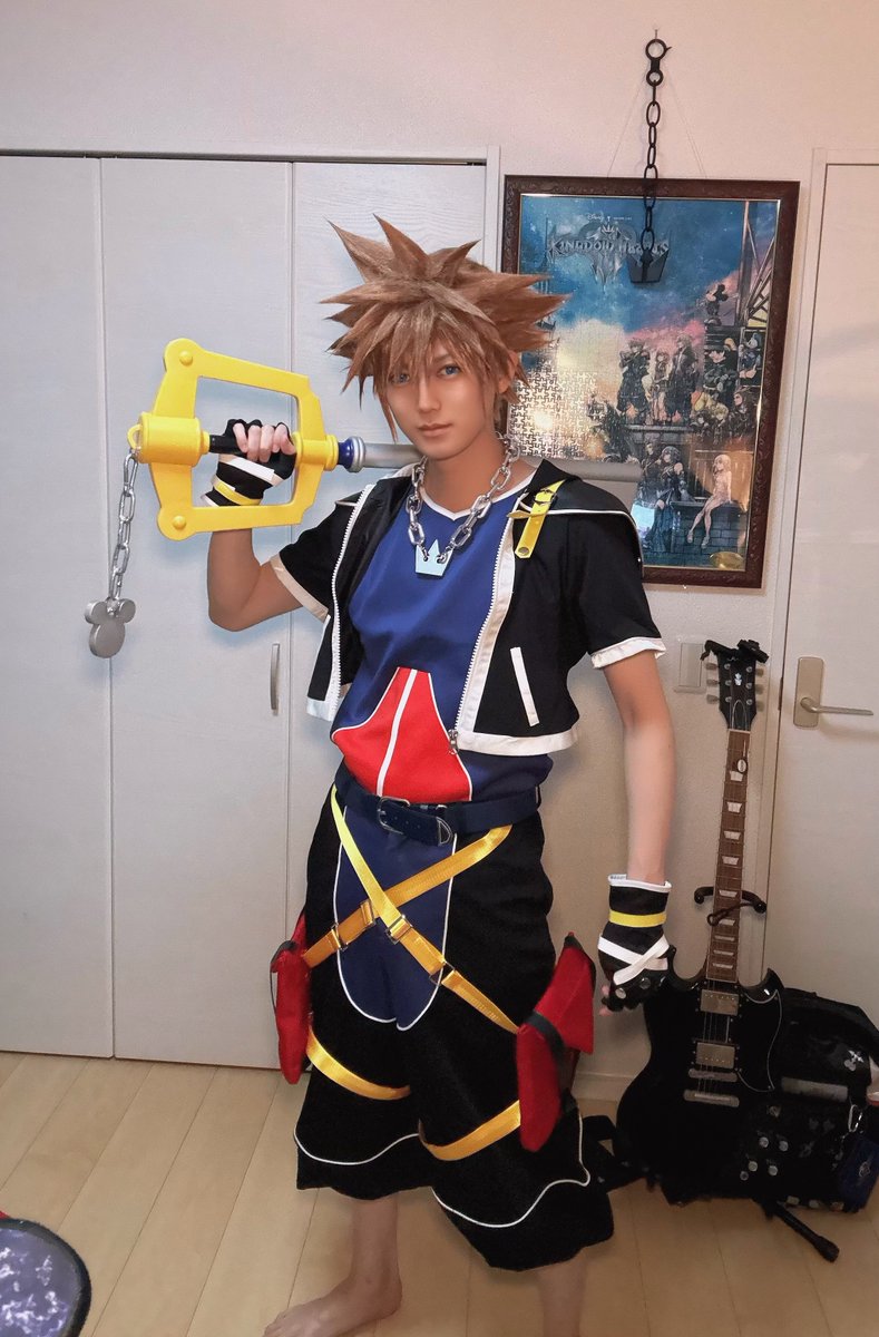 312_2s's tweet photo. HOLOUNさんのソラ衣装届いたので素人レビュー的な！長くなります！

ずや/男/174cm/手は小さめ/標準体型で細め

・画像1〜2枚目がHOLOUN

・今回買ったHOLOUN製作ソラ(Lサイズ、フルセット約12000円)

・元々持ってるソラはfairy製作のソラ(男性Lサイズ、フルセット約9万円で画像リプ欄参照)

🗝前提
・あくまで個人の感想なので参考程度に！
・サスケ衣装が安価なのに素晴らしいクオリティだったので購入検討！
・fairyさんのソラ気に入ってるけど合皮素材でめっちゃ暑い
・ズボ���ウエストゆるゆるでベルトを布あまり出るぐらい絞めないと落ちる、袖口も広くて自分でマジックテープで止めないとほぼ長ズボンなのが気になって安価だし暑い時期用で購入！

✨️良かった所✨️

・ポリエステル、ポリウレタン素材でめちゃくちゃ軽いし涼しい(fairy製は合皮でめちゃくちゃ暑い)
・お手頃価格の割にシルエット感〇(下半身良き)
・王冠ネックレスが原作再現のちょうど良い大きさ(プラスチック？)
・ウエストがベルト無くても丁度いい
・半ズボンの袖口がゴムになってるからふくらはぎに引っかかって止まってくれる(激しい動きでも大丈夫そう)
・インナーがタンクトップ！(fairyさんは半袖)

🌀個人的に気になっちゃった所

・軽い素材でフードのシルエットは出ない
・半袖の袖が短すぎて���上げたり前ならえみたいなポーズがキツくて気になる
・前チャックはキツくて閉められないレベル
・肩パッド厚さは薄め、色も真っ黒
・差し色の黄色い紐は金色寄り
・インナー短すぎて少し動くと出る(原作のダボッと感が出せない)
・手袋ピッタリすぎて握ると背面のボタンに押されて手の甲が痛い
・付属ベルトだと通し辛い
・ポケット無しで赤いバックが唯一の収納場所だけど小さめ
・手袋のサイズ感はfairyさんのが良すぎた(リプ欄、左HOLOUNさん右fairyさん)

👑最後に
この値段でこのクオリティなら全然いいと思うけど改善してくれたら嬉しい所多々！

持ってるからこそできる

上半身＋手袋＆ベルトはfairyさん
ネックレス自前(少し小さいけど音が好き)
下半身はHOLOUNさん

でのクオリティ＆涼しさを取ったスタイルありかなって思った！今後はこれでの活動が増えそうめっちゃ楽で涼しい(画像3〜4枚目)
