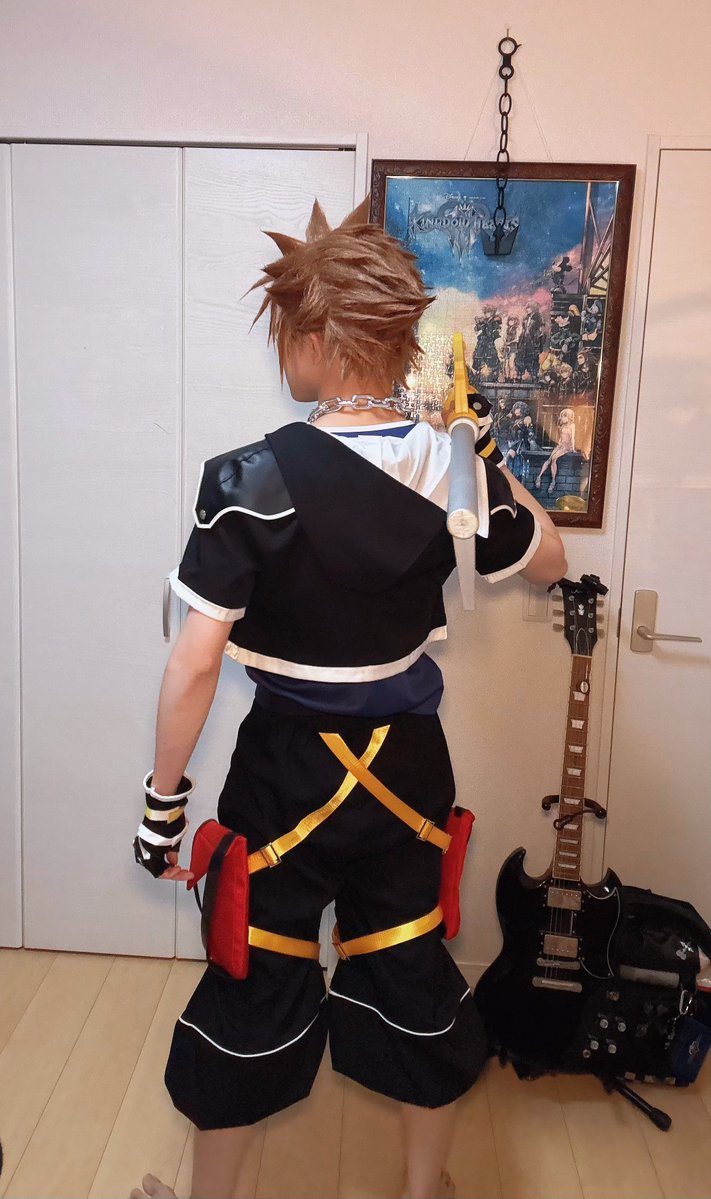 312_2s's tweet photo. HOLOUNさんのソラ衣装届いたので素人レビュー的な！長くなります！

ずや/男/174cm/手は小さめ/標準体型で細め

・画像1〜2枚目がHOLOUN

・今回買ったHOLOUN製作ソラ(Lサイズ、フルセット約12000円)

・元々持ってるソラはfairy製作のソラ(男性Lサイズ、フルセット約9万円で画像リプ欄参照)

🗝前提
・あくまで個人の感想なので参考程度に！
・サスケ衣装が安価なのに素晴らしいクオリティだったので購入検討！
・fairyさんのソラ気に入ってるけど合皮素材でめっちゃ暑い
・ズボ���ウエストゆるゆるでベルトを布あまり出るぐらい絞めないと落ちる、袖口も広くて自分でマジックテープで止めないとほぼ長ズボンなのが気になって安価だし暑い時期用で購入！

✨️良かった所✨️

・ポリエステル、ポリウレタン素材でめちゃくちゃ軽いし涼しい(fairy製は合皮でめちゃくちゃ暑い)
・お手頃価格の割にシルエット感〇(下半身良き)
・王冠ネックレスが原作再現のちょうど良い大きさ(プラスチック？)
・ウエストがベルト無くても丁度いい
・半ズボンの袖口がゴムになってるからふくらはぎに引っかかって止まってくれる(激しい動きでも大丈夫そう)
・インナーがタンクトップ！(fairyさんは半袖)

🌀個人的に気になっちゃった所

・軽い素材でフードのシルエットは出ない
・半袖の袖が短すぎて���上げたり前ならえみたいなポーズがキツくて気になる
・前チャックはキツくて閉められないレベル
・肩パッド厚さは薄め、色も真っ黒
・差し色の黄色い紐は金色寄り
・インナー短すぎて少し動くと出る(原作のダボッと感が出せない)
・手袋ピッタリすぎて握ると背面のボタンに押されて手の甲が痛い
・付属ベルトだと通し辛い
・ポケット無しで赤いバックが唯一の収納場所だけど小さめ
・手袋のサイズ感はfairyさんのが良すぎた(リプ欄、左HOLOUNさん右fairyさん)

👑最後に
この値段でこのクオリティなら全然いいと思うけど改善してくれたら嬉しい所多々！

持ってるからこそできる

上半身＋手袋＆ベルトはfairyさん
ネックレス自前(少し小さいけど音が好き)
下半身はHOLOUNさん

でのクオリティ＆涼しさを取ったスタイルありかなって思った！今後はこれでの活動が増えそうめっちゃ楽で涼しい(画像3〜4枚目)
