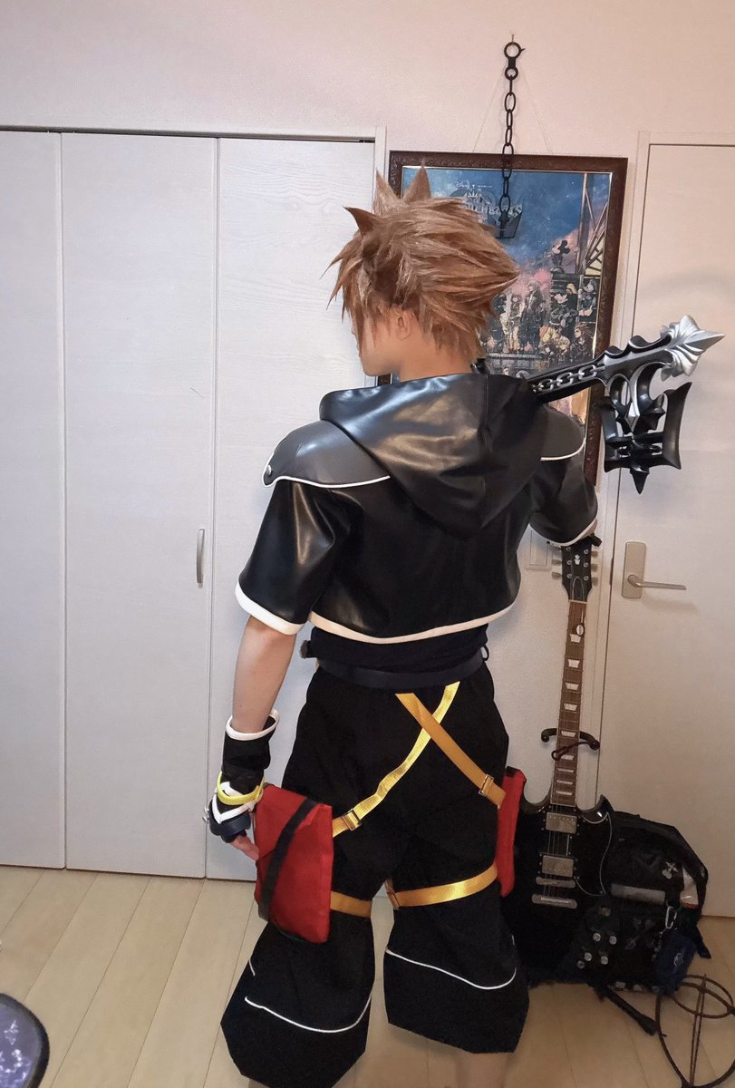 312_2s's tweet photo. HOLOUNさんのソラ衣装届いたので素人レビュー的な！長くなります！

ずや/男/174cm/手は小さめ/標準体型で細め

・画像1〜2枚目がHOLOUN

・今回買ったHOLOUN製作ソラ(Lサイズ、フルセット約12000円)

・元々持ってるソラはfairy製作のソラ(男性Lサイズ、フルセット約9万円で画像リプ欄参照)

🗝前提
・あくまで個人の感想なので参考程度に！
・サスケ衣装が安価なのに素晴らしいクオリティだったので購入検討！
・fairyさんのソラ気に入ってるけど合皮素材でめっちゃ暑い
・ズボ���ウエストゆるゆるでベルトを布あまり出るぐらい絞めないと落ちる、袖口も広くて自分でマジックテープで止めないとほぼ長ズボンなのが気になって安価だし暑い時期用で購入！

✨️良かった所✨️

・ポリエステル、ポリウレタン素材でめちゃくちゃ軽いし涼しい(fairy製は合皮でめちゃくちゃ暑い)
・お手頃価格の割にシルエット感〇(下半身良き)
・王冠ネックレスが原作再現のちょうど良い大きさ(プラスチック？)
・ウエストがベルト無くても丁度いい
・半ズボンの袖口がゴムになってるからふくらはぎに引っかかって止まってくれる(激しい動きでも大丈夫そう)
・インナーがタンクトップ！(fairyさんは半袖)

🌀個人的に気になっちゃった所

・軽い素材でフードのシルエットは出ない
・半袖の袖が短すぎて���上げたり前ならえみたいなポーズがキツくて気になる
・前チャックはキツくて閉められないレベル
・肩パッド厚さは薄め、色も真っ黒
・差し色の黄色い紐は金色寄り
・インナー短すぎて少し動くと出る(原作のダボッと感が出せない)
・手袋ピッタリすぎて握ると背面のボタンに押されて手の甲が痛い
・付属ベルトだと通し辛い
・ポケット無しで赤いバックが唯一の収納場所だけど小さめ
・手袋のサイズ感はfairyさんのが良すぎた(リプ欄、左HOLOUNさん右fairyさん)

👑最後に
この値段でこのクオリティなら全然いいと思うけど改善してくれたら嬉しい所多々！

持ってるからこそできる

上半身＋手袋＆ベルトはfairyさん
ネックレス自前(少し小さいけど音が好き)
下半身はHOLOUNさん

でのクオリティ＆涼しさを取ったスタイルありかなって思った！今後はこれでの活動が増えそうめっちゃ楽で涼しい(画像3〜4枚目)