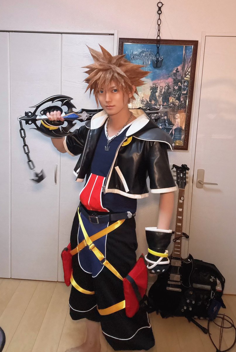 312_2s's tweet photo. HOLOUNさんのソラ衣装届いたので素人レビュー的な！長くなります！

ずや/男/174cm/手は小さめ/標準体型で細め

・画像1〜2枚目がHOLOUN

・今回買ったHOLOUN製作ソラ(Lサイズ、フルセット約12000円)

・元々持ってるソラはfairy製作のソラ(男性Lサイズ、フルセット約9万円で画像リプ欄参照)

🗝前提
・あくまで個人の感想なので参考程度に！
・サスケ衣装が安価なのに素晴らしいクオリティだったので購入検討！
・fairyさんのソラ気に入ってるけど合皮素材でめっちゃ暑い
・ズボ���ウエストゆるゆるでベルトを布あまり出るぐらい絞めないと落ちる、袖口も広くて自分でマジックテープで止めないとほぼ長ズボンなのが気になって安価だし暑い時期用で購入！

✨️良かった所✨️

・ポリエステル、ポリウレタン素材でめちゃくちゃ軽いし涼しい(fairy製は合皮でめちゃくちゃ暑い)
・お手頃価格の割にシルエット感〇(下半身良き)
・王冠ネックレスが原作再現のちょうど良い大きさ(プラスチック？)
・ウエストがベルト無くても丁度いい
・半ズボンの袖口がゴムになってるからふくらはぎに引っかかって止まってくれる(激しい動きでも大丈夫そう)
・インナーがタンクトップ！(fairyさんは半袖)

🌀個人的に気になっちゃった所

・軽い素材でフードのシルエットは出ない
・半袖の袖が短すぎて���上げたり前ならえみたいなポーズがキツくて気になる
・前チャックはキツくて閉められないレベル
・肩パッド厚さは薄め、色も真っ黒
・差し色の黄色い紐は金色寄り
・インナー短すぎて少し動くと出る(原作のダボッと感が出せない)
・手袋ピッタリすぎて握ると背面のボタンに押されて手の甲が痛い
・付属ベルトだと通し辛い
・ポケット無しで赤いバックが唯一の収納場所だけど小さめ
・手袋のサイズ感はfairyさんのが良すぎた(リプ欄、左HOLOUNさん右fairyさん)

👑最後に
この値段でこのクオリティなら全然いいと思うけど改善してくれたら嬉しい所多々！

持ってるからこそできる

上半身＋手袋＆ベルトはfairyさん
ネックレス自前(少し小さいけど音が好き)
下半身はHOLOUNさん

でのクオリティ＆涼しさを取ったスタイルありかなって思った！今後はこれでの活動が増えそうめっちゃ楽で涼しい(画像3〜4枚目)