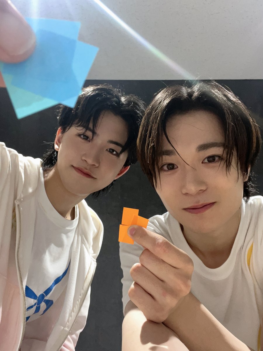 cloudten_member's tweet photo. 渡邊絢斗(わたなべあやと)です！！✨

今日の公演に来てくださったWindsのみなさん、
Leminoで見てくださったWindsのみなさん
ありがとうございました！！

今日は助っ人で🩷チームに入らせてもらいました！！✨楽しかった〜！(楽しい)

あと今日はなんと静岡県民の日🍵🗻
静岡県民のせいしゅうと撮りました！！

また皆さんと明後日
お会いできるのを楽しみにしてます😊
まったね〜👋👍

#Cloudten #渡邊絢斗