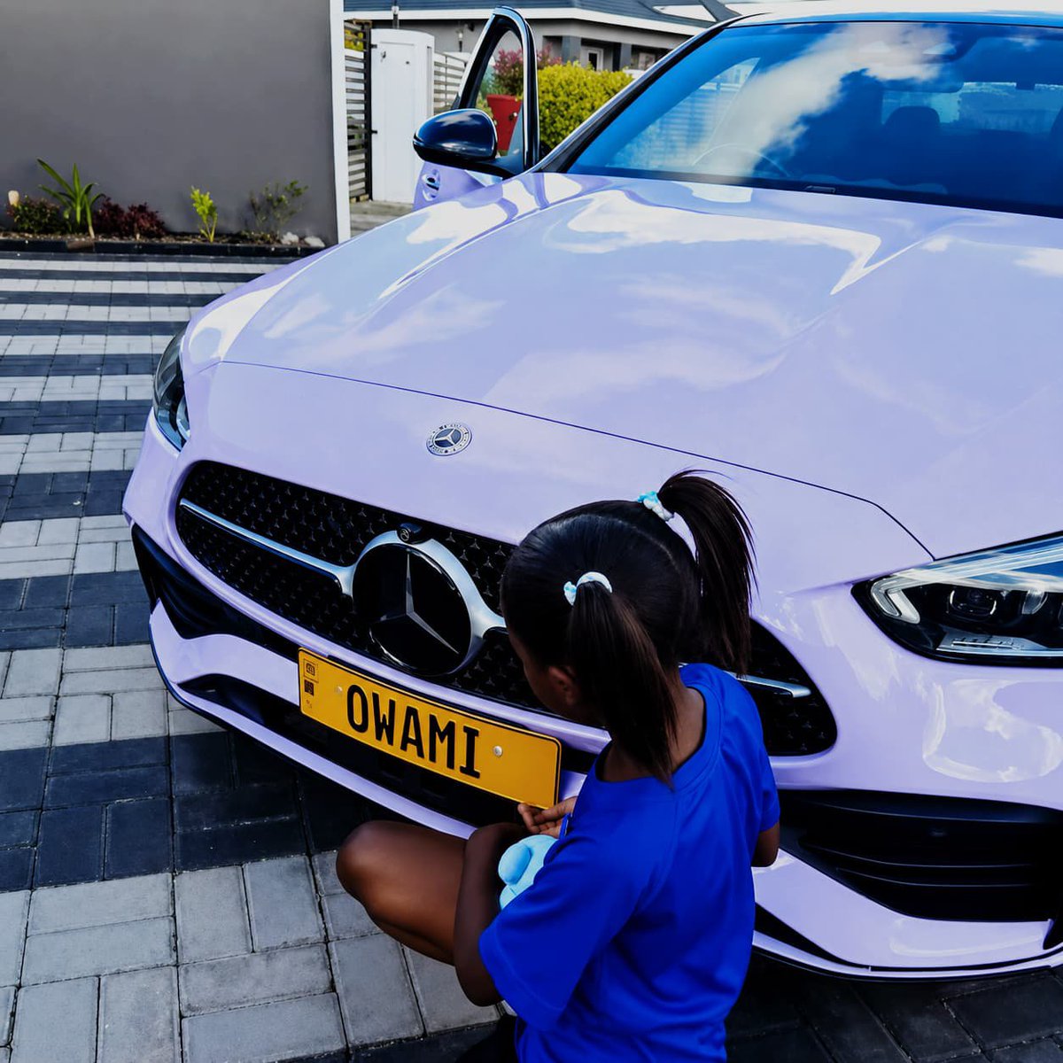 DandaroOnline's tweet photo. #dandarostreets Kyra Owami Chideme, daughter of legendary hip-hop rapper Stunner and popular model Dyonne Tafirenyika, poses alongside a pastel-lavender Mercedes-Benz C200 featuring personalised yellow “OWAMI” plates.

The customised vehicle and unique number plates add a distinctive touch to the lifestyle moment, reflecting the luxury and high-end lifestyle associated with the daughter of two prominent names in Zimbabwe’s entertainment and fashion circles.

Follow Our WhatsApp Channel:
https://t.co/cYTwWjSLzD