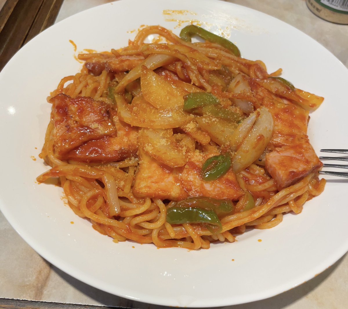 nofundirt's tweet photo. 理想のナポリタン探しの旅の途中です。
駒込の喫茶店、サエラさんのランチのナポリタン。サラダとドリンクが付いて1200円だったかな。めちゃケチャップが多くて、オイリー。厚切りのベーコンや何やで具は多い。ただし、注文から着皿まで40ふん強かかったし、店内は紫煙がもうもう。煙草好きなら推し。 https://t.co/lbbvXMfltc
