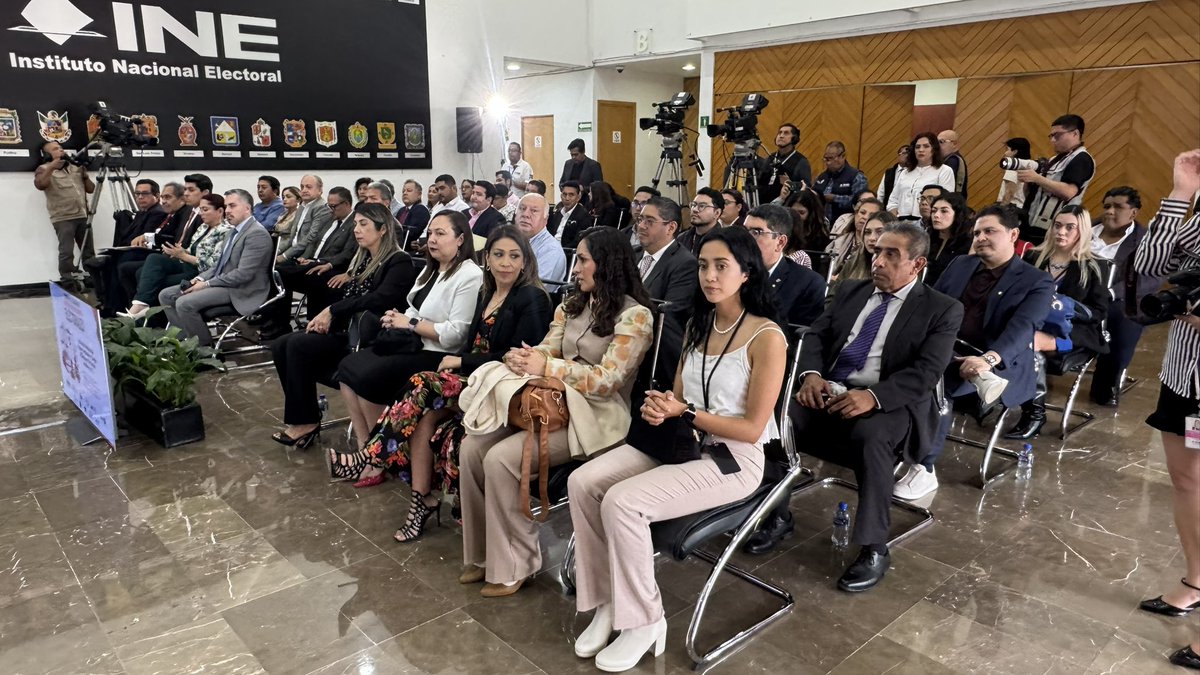 NormaAngelikSS's tweet photo. 🌟 En la semana de ejecución de convenios con Asociaciones Electorales, se realiza  el encuentro de Secretarías Ejecutivas de los OPLE y Fiscales Electorales de las Entidades Federativas 😉 https://t.co/XfiZxq4sYZ