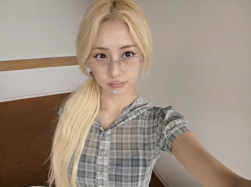 sunloverhuh's tweet photo. Yunjin looks so cute in the August photo dump she posted 🥹 https://t.co/iXnV7U52F9
