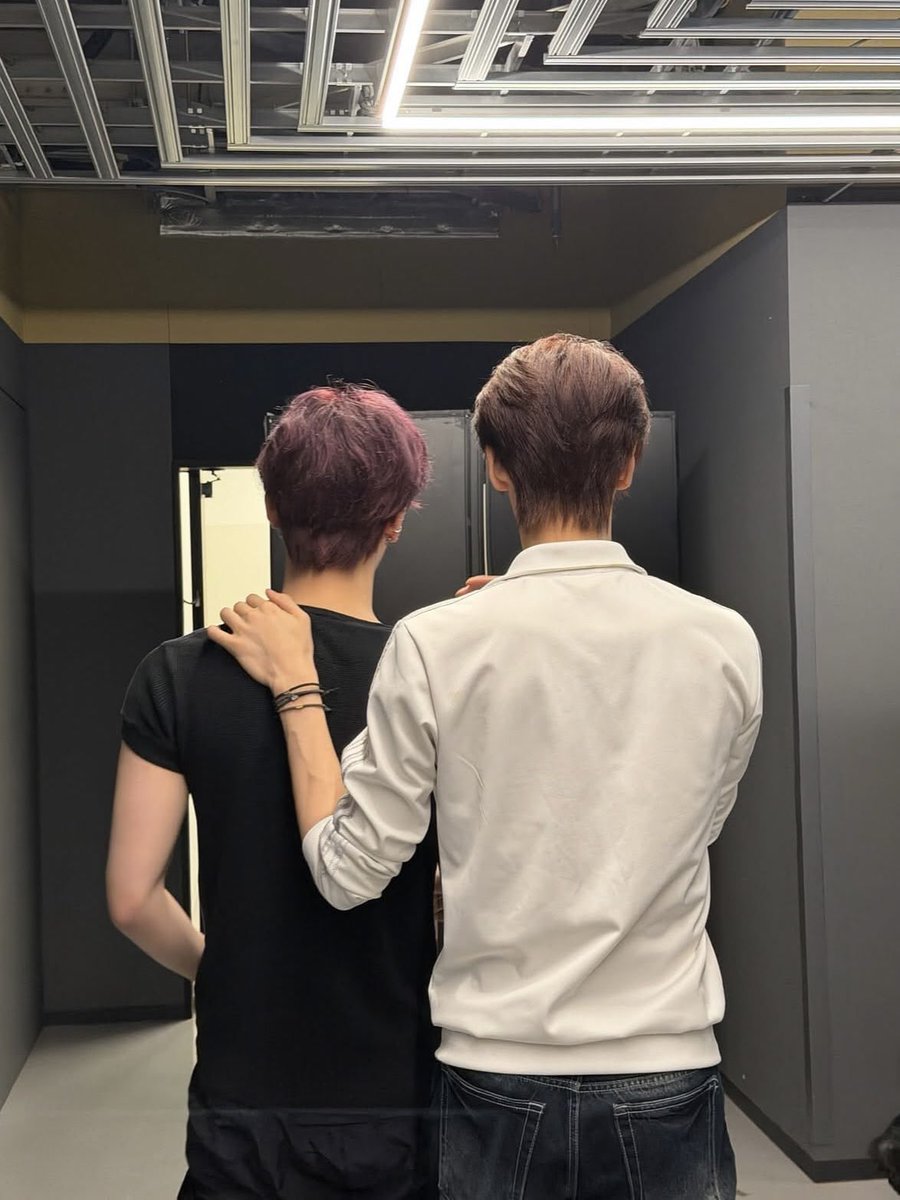 rckyzb's tweet photo. Gyuvin is genuinely so huge bro this is him next to 185cm tall man https://t.co/KD8D0RMJpc