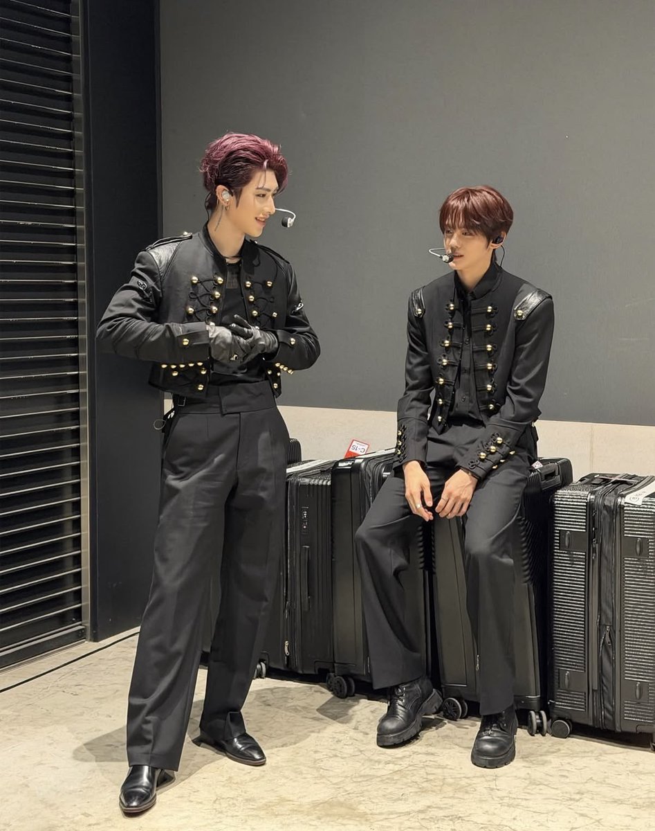 rckyzb's tweet photo. Gyuvin is genuinely so huge bro this is him next to 185cm tall man https://t.co/KD8D0RMJpc