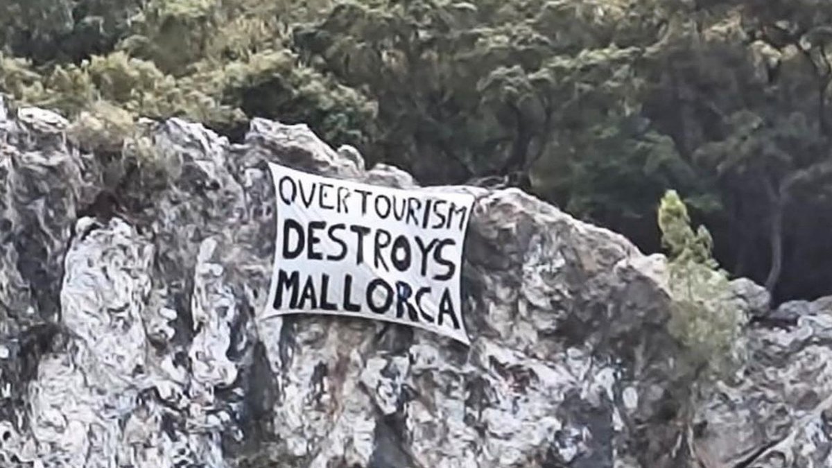 menysturisme's tweet photo. Over tourism destroys Mallorca. Valldemossa. https://t.co/Z0YBQVHmMg