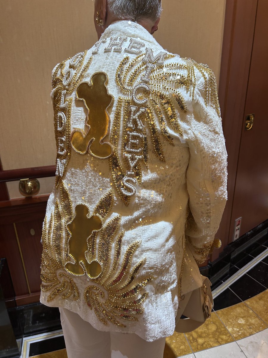 yonekozoh's tweet photo. 船内は大勢がディズニーの装いだけど凄いジャケット着てるマダム発見！「撮らせて欲しい」って言うと「ナーバスになってたから嬉しい」と快諾。公式だと6000💲？£？もするからオーダーメイドで作ったらしい。翌日もシアターで遭遇！
凄い愛だ…！！ https://t.co/lWEUAadSVX