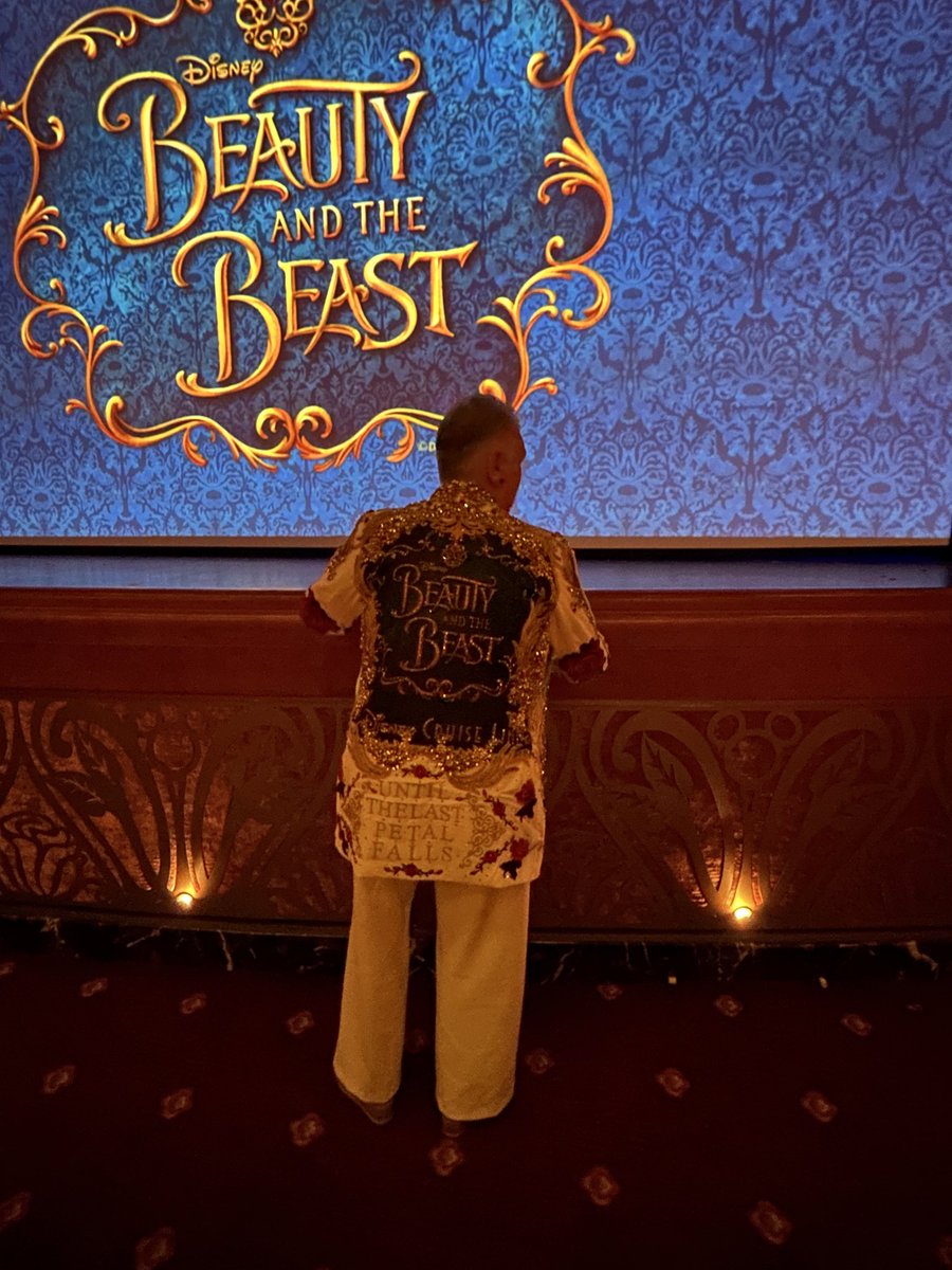 yonekozoh's tweet photo. 船内は大勢がディズニーの装いだけど凄いジャケット着てるマダム発見！「撮らせて欲しい」って言うと「ナーバスになってたから嬉しい」と快諾。公式だと6000💲？£？もするからオーダーメイドで作ったらしい。翌日もシアターで遭遇！
凄い愛だ…！！ https://t.co/lWEUAadSVX
