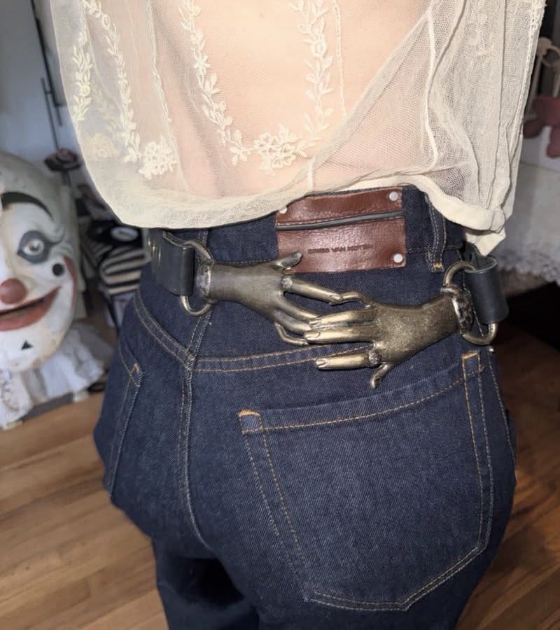 dollbodydoesoul's tweet photo. it's like the belt holds you delicately https://t.co/VWX1oboP3D
