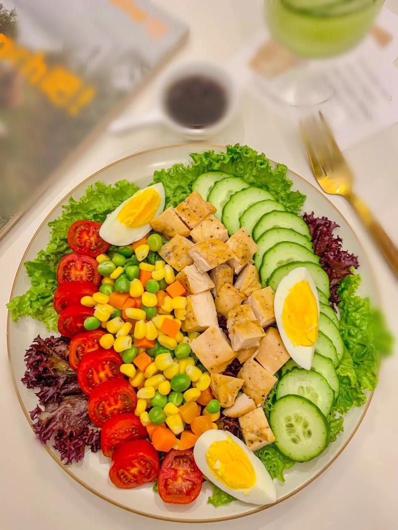 AngelesTrauuoc's tweet photo. Fuel your day right with this quick 5-minute low-carb meal: grilled chicken breast, mixed greens, cherry tomatoes, and a dash of olive oil. Light, tasty, and perfect for weight loss!， https://t.co/XVgNEpD9Gq
