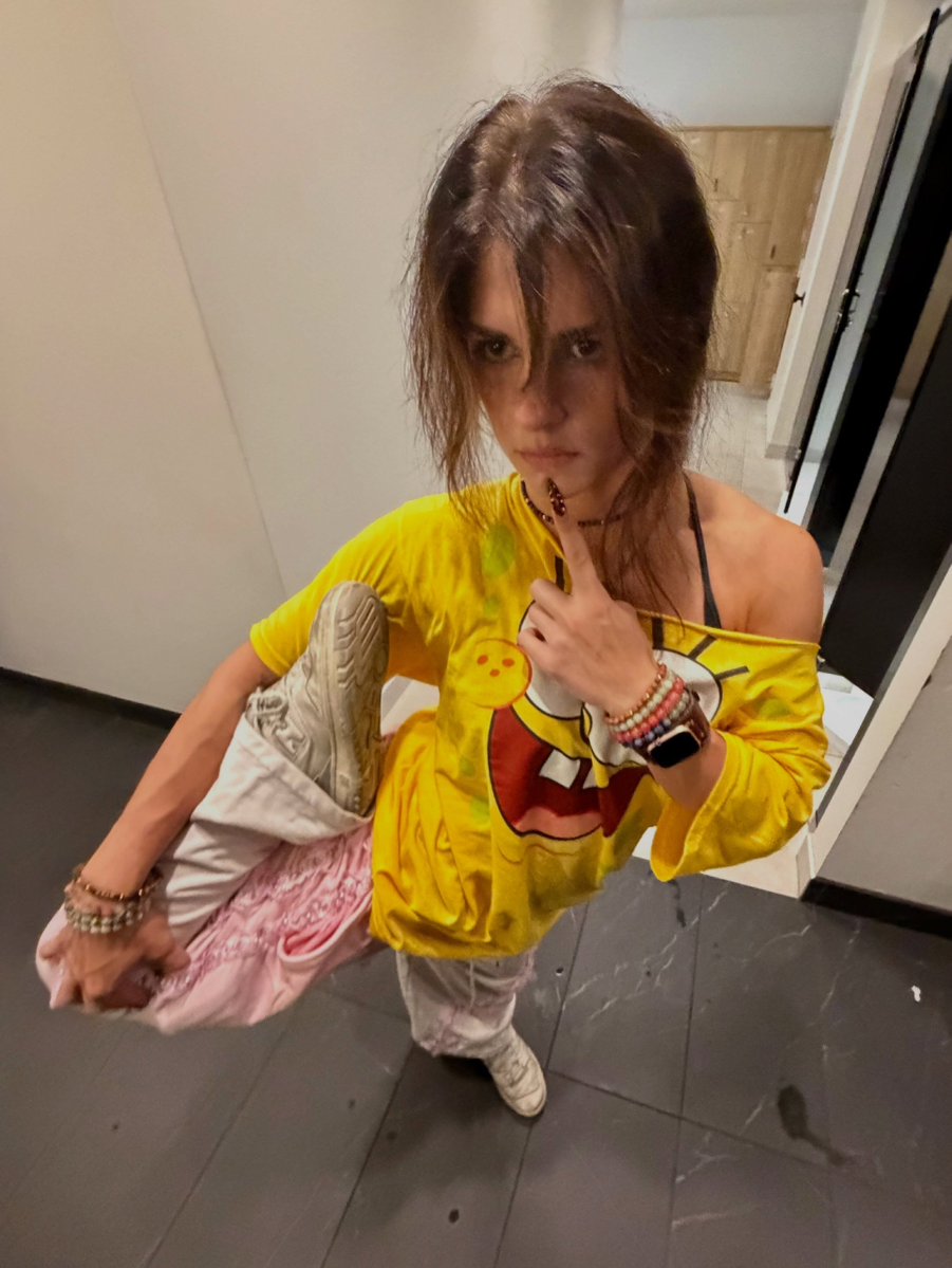 Garrasloucas's tweet photo. sobre mim.

idade - 22 anos eu acho
gênero - feminino
comida fav - parmegiana 
aniversário - n lembro
altura - num tinteressa
sexualidade - pansexual 
pets - 1
piercings - 0
tattoos - 0
cor fav - vermelho 
status - solteira https://t.co/yKBjfvPkfQ