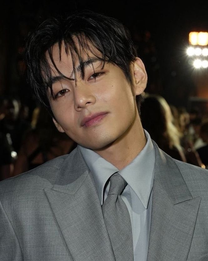 userlesbien's tweet photo. thinking about taehyung at vogue world and his cheek covered with smudged lipstick because the ladies couldn’t stop kissing it that night https://t.co/5x29xEZBOm