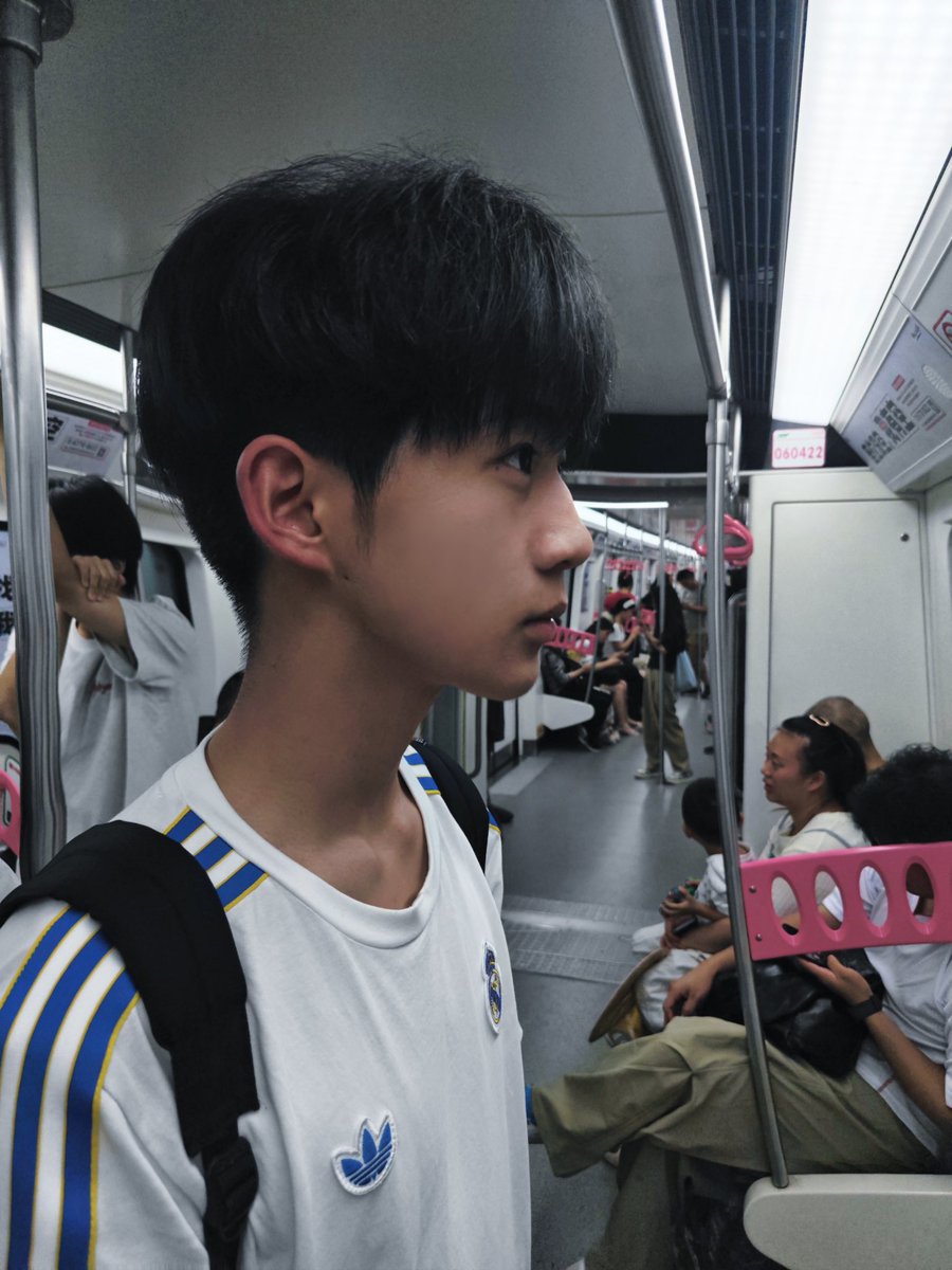 YINPAGEM's tweet photo. 说实话，当gay真的很累，身边很少有人能理解自己，如果我没有这副��囊，我不知道怎么办 https://t.co/LYKqZWjtEk