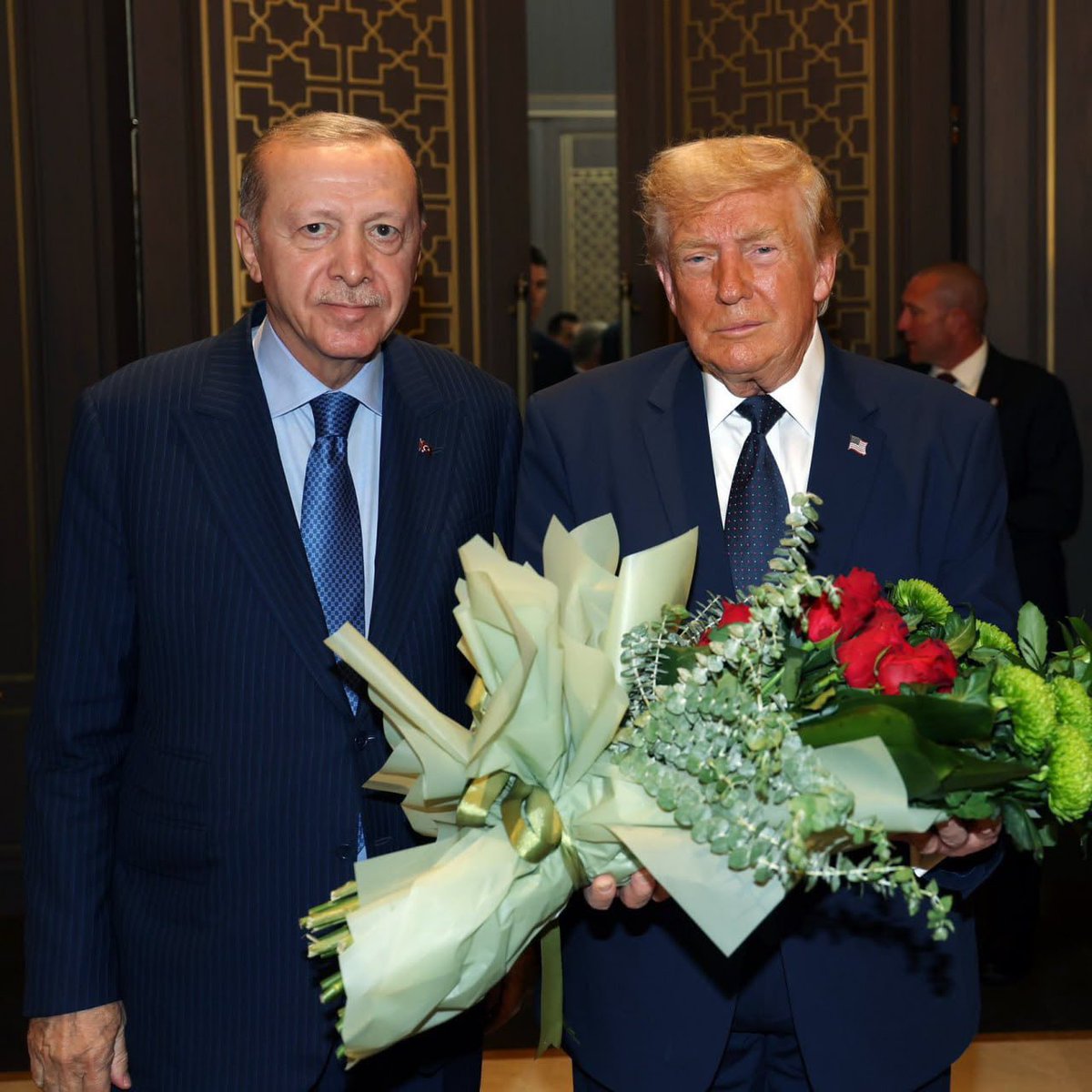 solcugazete60's tweet photo. Özgür Özel: (Erdoğan'a)

“Trump'la iş tutup, Büyükelçisi Barrack'ın fantezilerine uyup sonra Netanyahu ile kayıkçı kavgası yapmanın memlekete faydası yok!” https://t.co/uakjeqMia8