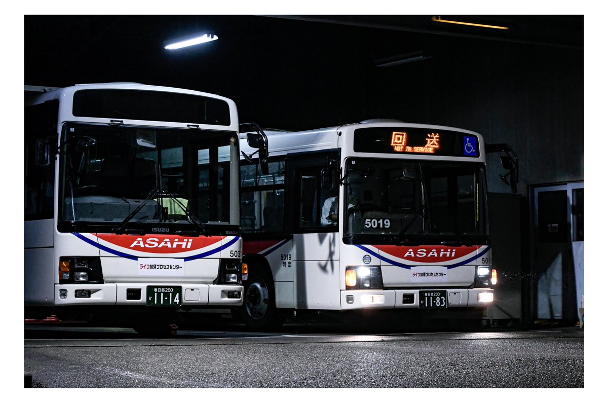 WataraseII's tweet photo. 朝日自動車5019
台風迫る夜の入庫。 https://t.co/2U6PgyKmbB