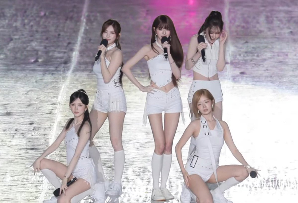 evcendio's tweet photo. liz when fireworks 😭 https://t.co/wc6E4kKEnJ