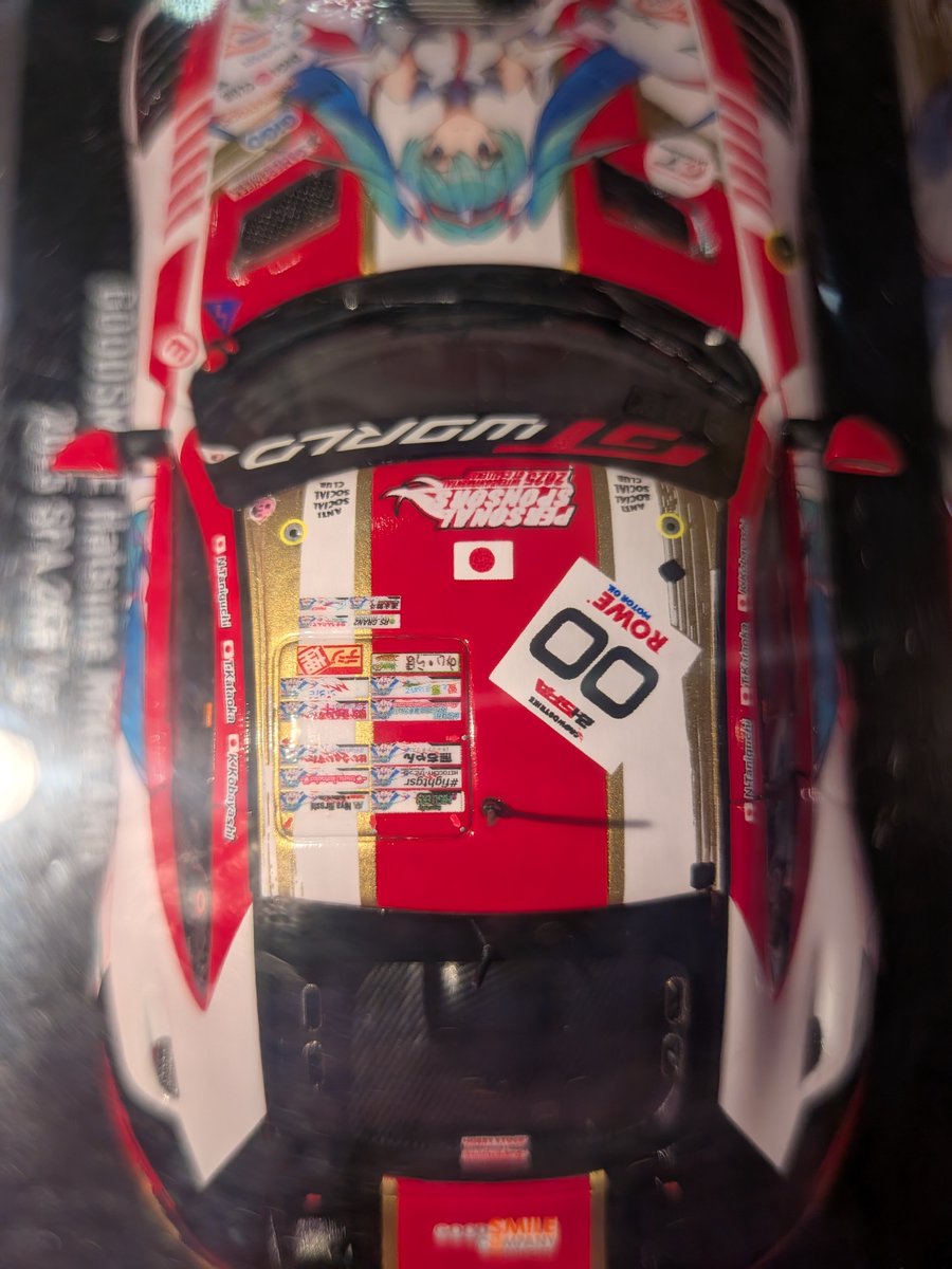 slgmar's tweet photo. グッドスマイルレーシングの個人スポンサーのコースで、マシンの屋根に広告枠を入れるものがあり、過去に飼い猫なのか猫の顔の画像があったと思う。実物だけではなくミニカーでも再現されるので、猫の顔が市販の製品でずっと残るのは何か良いなと思った。
画像は1/43のミニカー（猫画像は入ってない） https://t.co/xdfPF8z2cX