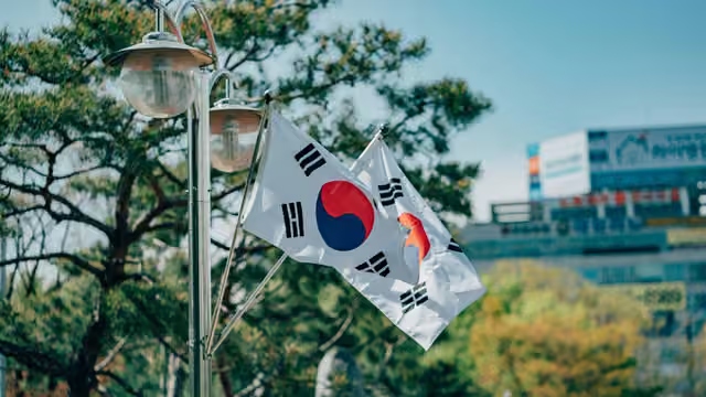 LunaCapitalX's tweet photo. BitGo has obtained a South Korean virtual asset license, claiming to be the first global crypto company to receive such a license.

Crypto custody firm BitGo Holdings (BTGO) announced it has become the first global cryptocurrency company to receive a virtual asset service provider license in South Korea, enabling it to access the institutional market of one of the world's most active cryptocurrency communities.

The company, publicly listed on the New York Stock Exchange (NYSE), reached a valuation of $2 billion earlier this year and established a local entity, BitGo Korea, to complement its existing compliant entities in the US, Singapore, Germany, and Dubai. The approval from the Korea Financial Intelligence Unit (KoFIU) covers virtual asset custody and transfer services for institutional and corporate clients, BitGo said Wednesday.

South Korea is considered particularly active for retail cryptocurrency traders, with daily trading volumes on local exchanges often exceeding those of stocks during peak periods. Now, with trading volumes declining due to the global crypto market downturn, the institutional crypto market is gaining increasing attention, with major exchanges Upbit and Bithumb reporting declining retail trading profits in the first half of the year.

"Korean institutions are looking for infrastructure that combines institutional-grade security, local support, and regulatory compliance," said Abel Seow, Managing Director of BitGo.

The company built the entity from scratch, establishing local security, anti-money laundering, and internal control frameworks. Financial holding company Hanwha Financial Group and SK Telecom, the country's largest mobile phone operator, are strategic shareholders of BitGo Korea.

Bitgo shares rose 16% on Wednesday as cryptocurrency prices climbed. They were up 3.2% in pre-market trading.