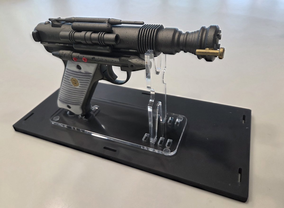 bitreactor's tweet photo. Hawks' Blaster from Star Wars Zero Company
Some new office decor, custom made by a pretty serious fan.
#SWZeroCo #StarWars https://t.co/dwpXra57kc