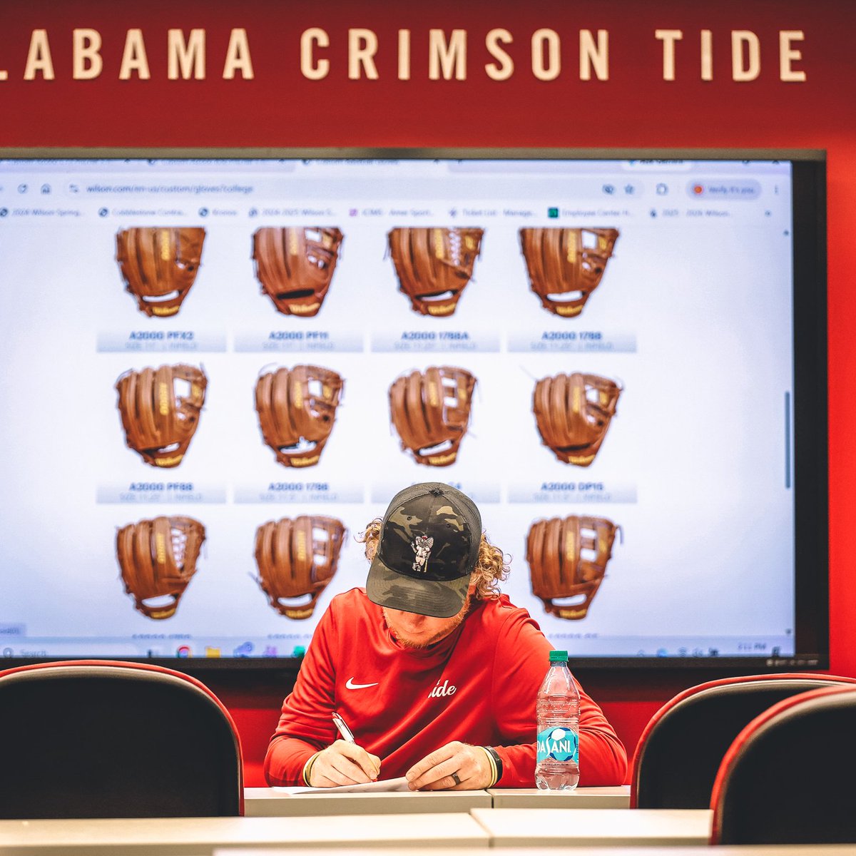 AlabamaBSB's tweet photo. Backed by the best. 

Thanks to @wilsonballglove and @EvoShield for stopping by and getting us set up for the new season!

#RollTide https://t.co/LhZUe0KT8U