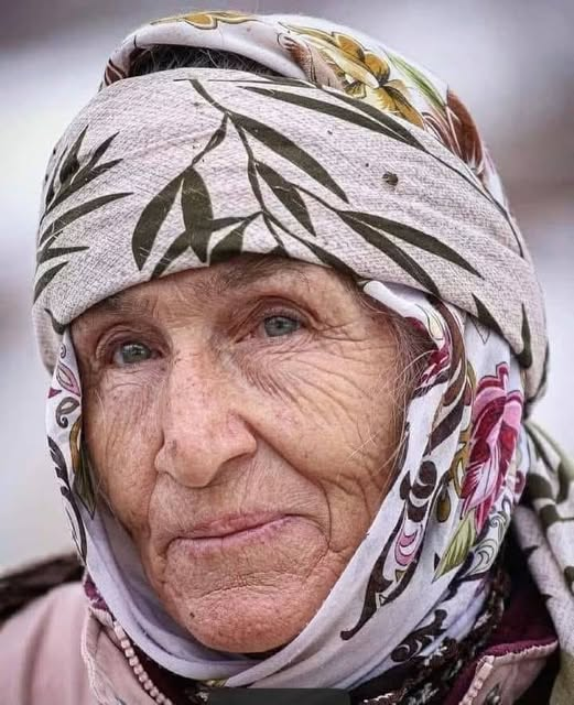TOPRAK_2_'s tweet photo. • Hastane tıklım tıklımdır. Yaşlı kadın içeri girer, doktor hanım teyzeyi muayene eder.
Fakat hastalığından emin olamaz. Kadına dönüp:
-“Teyze şu şu tahlilleri yaptır gel, der.”
Yaşlı kadın başını öne eğer. Doktor, yaşlı kadının duymadığını düşünerek tekrar söyler. Yaşlı kadın başını yerden kaldırarak, ağlamaya hazır gözlerle:
-“Kızım, benim köye dönecek param yok, tahlilleri nasıl yaptırayım?” der.
Doktorun yapacak bir sürü işi olmasına rağmen, bırakır işini, tutar teyzenin elinden koridor koridor dolaştırıp, tahlilleri yaptırır.
Tahlillerin sonucunda doktor hastalığı belirler, gerekli ilaçları da alıp, teyzeye verir.
Yaşlı kadın tam odadan çıkacakken, doktor hanımın aklına “YOL PARASI” gelir ve teyzeye köye gitmesine hayli hayli yetecek para uzatır.
Yaşlı kadın önce almak istemese de daha sonra mecburiyetten parayı alır. Sonra:
-“Allah senden razı olsun kızım. Köye nasıl döneceğim diye kara kara düşünüyordum, çok sağol” diyerek odadan çıkar.
Aradan bir saat kadar bir süre geçer. Doktor bakar ki, yaşlı teyze kan ter içinde, kalabalığı yarmış, oflaya puflaya geliyor. Doktor şaşırmış bir halde, “herhalde giderken bir şey unuttu” diye düşünür ve:
-“Ne oldu teyze” diye sorar.
Teyzenin yüzünde kocaman bir gülümseme vardır.
Bu sefer:
-“Kızım ben anayola çıkınca bir köylüme rastladım. Meğer o, minibüsle zaten köye dönüyormuş. Beni köye o götürecek; sen al paranı!..
işte bizim insanımız…🙏🙏helalinden
Günümüzde ne böyle doktor kaldı,
Nede iyiliklerden mahcubiyetlik duyan insan!