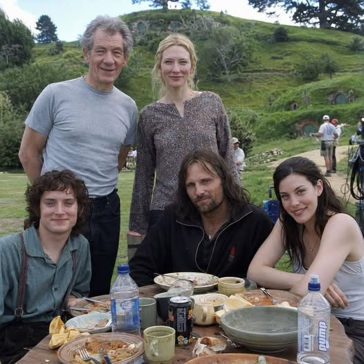ChonlozB's tweet photo. 🧙‍♂️ Behind the Cameras: The Lord of the Rings — 2001
Ian McKellen, Cate Blanchett, Elijah Wood, Viggo Mortensen, and Liv Tyler share a casual moment behind the scenes. More than 20 years later, these familiar faces still evoke the magic of Middle-earth. ✨#TheLordOfTheRings https://t.co/7flkdlSNcT