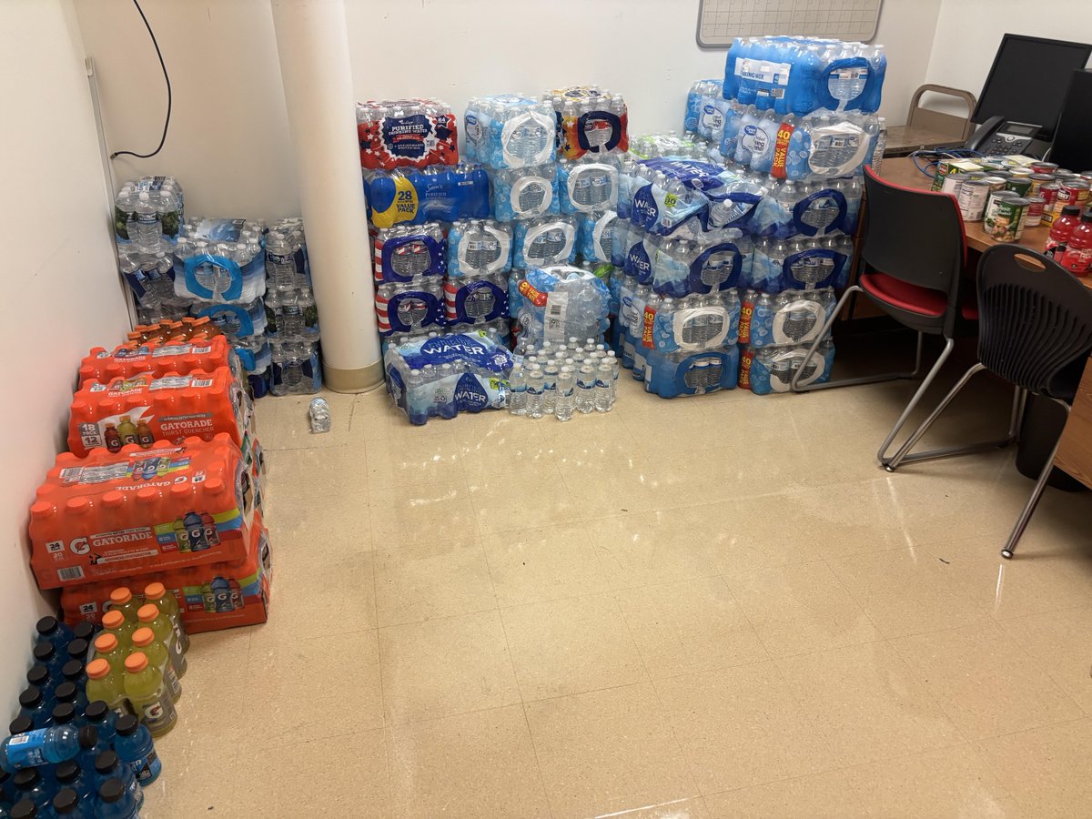 FWCommSchools's tweet photo. We want to celebrate #SouthSide High School for turning a cancelled game into an opportunity to help another team in need. Anderson, IN, has faced historic flooding, which led to the cancellation of both school and its match against South Side. (1/2) #ItStartsWithYourSchools https://t.co/2DzildUSJx
