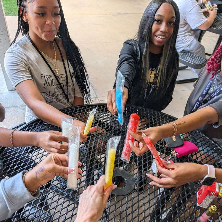 ConroeHSCISD's tweet photo. We love celebrating our Tigers! Students showing their Tiger Pride by wearing their IDs were surprised with popsicles today! It's the little things that make Fridays at CHS extra sweet! https://t.co/AtNJzcdtiM