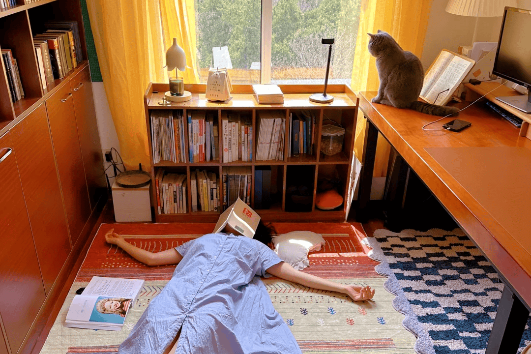 Bri06508848's tweet photo. Cleared out my storage bin u0026 found so many forgotten gems—old books, vintage trinkets, and that hoodie I loved in college. Decluttering = breathing new life into small spaces. Who’s got a hidden treasure to dig up this weekend， https://t.co/5cuyPIjzOP
